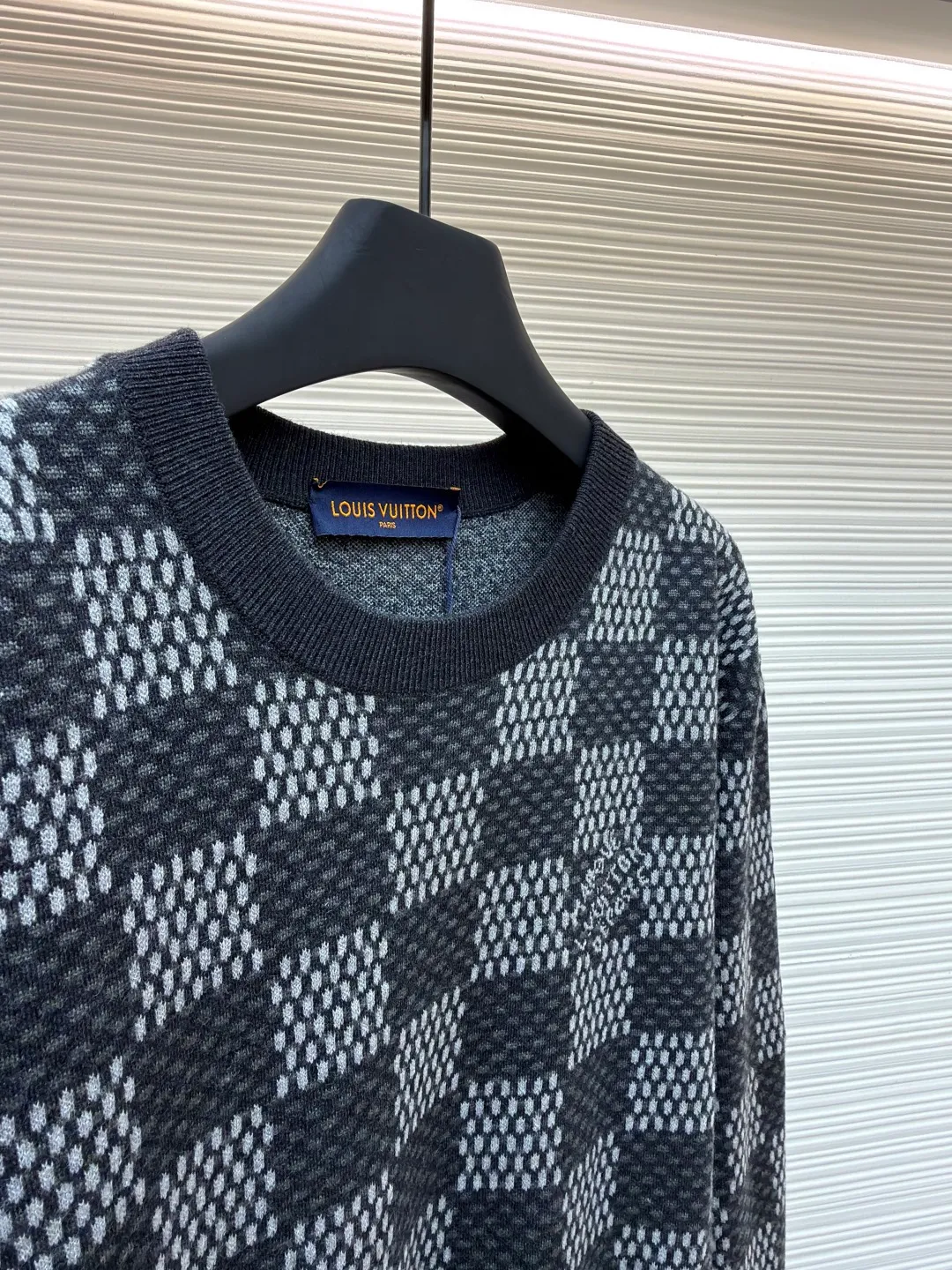 LOUIS VUITTON round neck checkerboard jacquard wool blended sweater ●Authentic product: Purchased and developed for 10800 ●Item number: 1681003-B25 ●Fabric: wool fabric ●Technology: Knitting ●Version: Fitted version ●Weight: about 585 grams ●Size: XS-S-M-L ●Description: 30 wool, 70% acrylic color, fixed dyeing yarn. This style uses [7-needle Juxin machine] to weave the piece. [9 yarn feeders] are required for the front logo hanging area. The whole piece is [moving the needle and twisting the rope]. The intersection of the twisting rope is prone to holes. The color adjustment part of the whole piece [the yarn is wool], and the machine adjustment time is long. The needles added at the bottom of the sleeve clip are all edged, which increases the loom time and sewing time. Because the logo is hung with wool, the brown thread is clamped on the edge and needs to be drawn out. Moreover, due to the characteristics of wool, lint will appear when drawing out the thread. It is necessary to manually remove the stray hair bit by bit, which is very time-consuming. The overall wiring is straight and delicate, the fabric is comfortable and soft, and the color is consistent without color difference. It can be matched with the same style to create a fashionable look and control various occasions. Customized accessories, complete with three standards, same style for men and women!